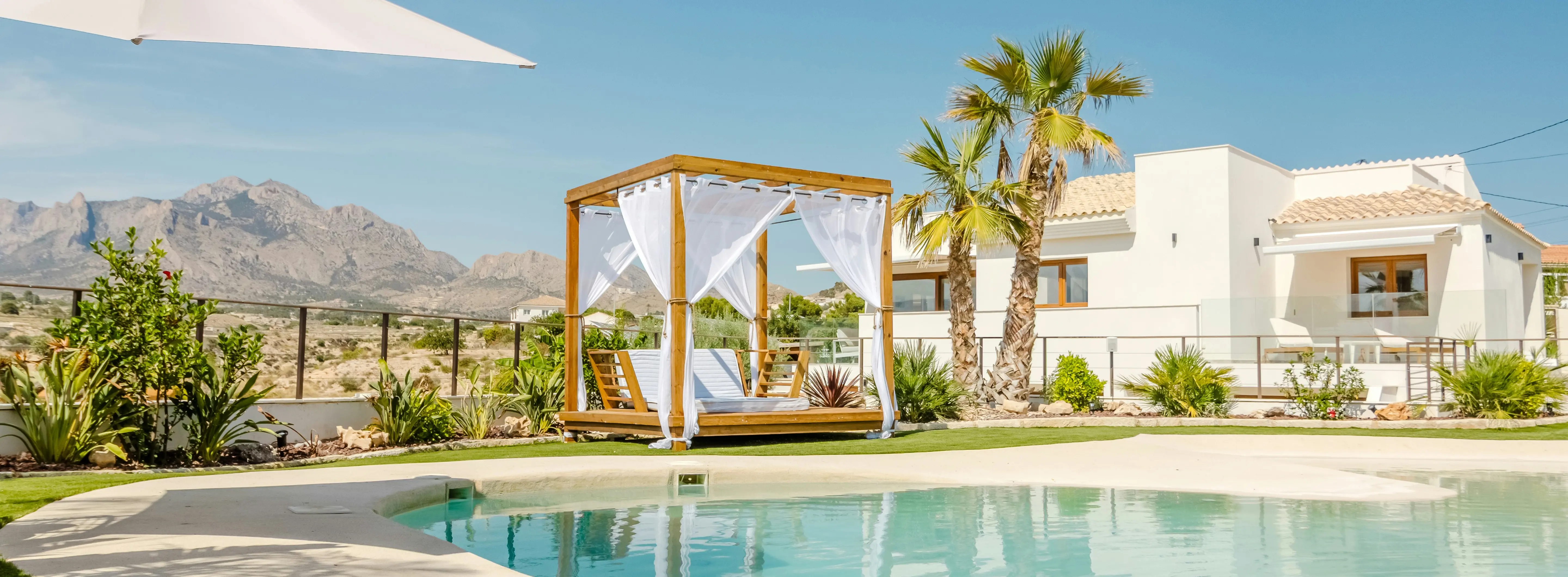 Luxus villa Costa Blancán medencével és pálmafákkal